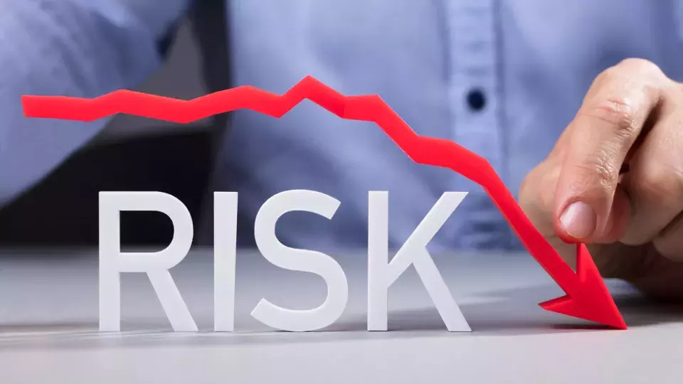 Risk with red arrow going down 